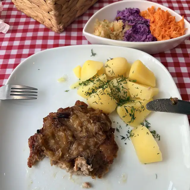 Duszone mięso z ziemniakami z koperkiem i miseczka surówek